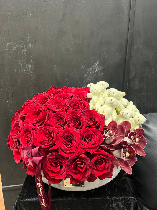 Red roses with mini bears 