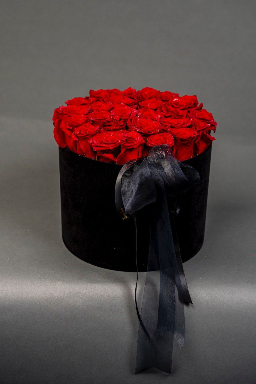 Flat shape red roses